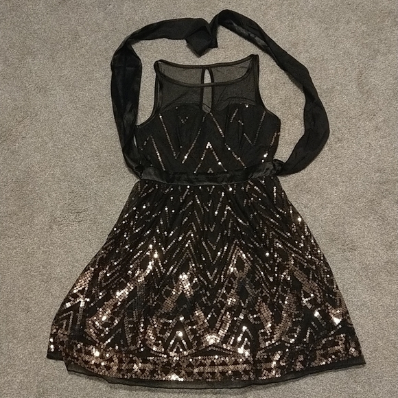 Gold Sequins dress - Picture 1 of 4